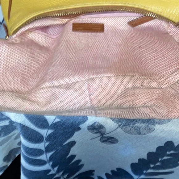 Dooney & Bourke Yellow Leather Shoulder Bag and Kick lock coin - Picture 8 of 13